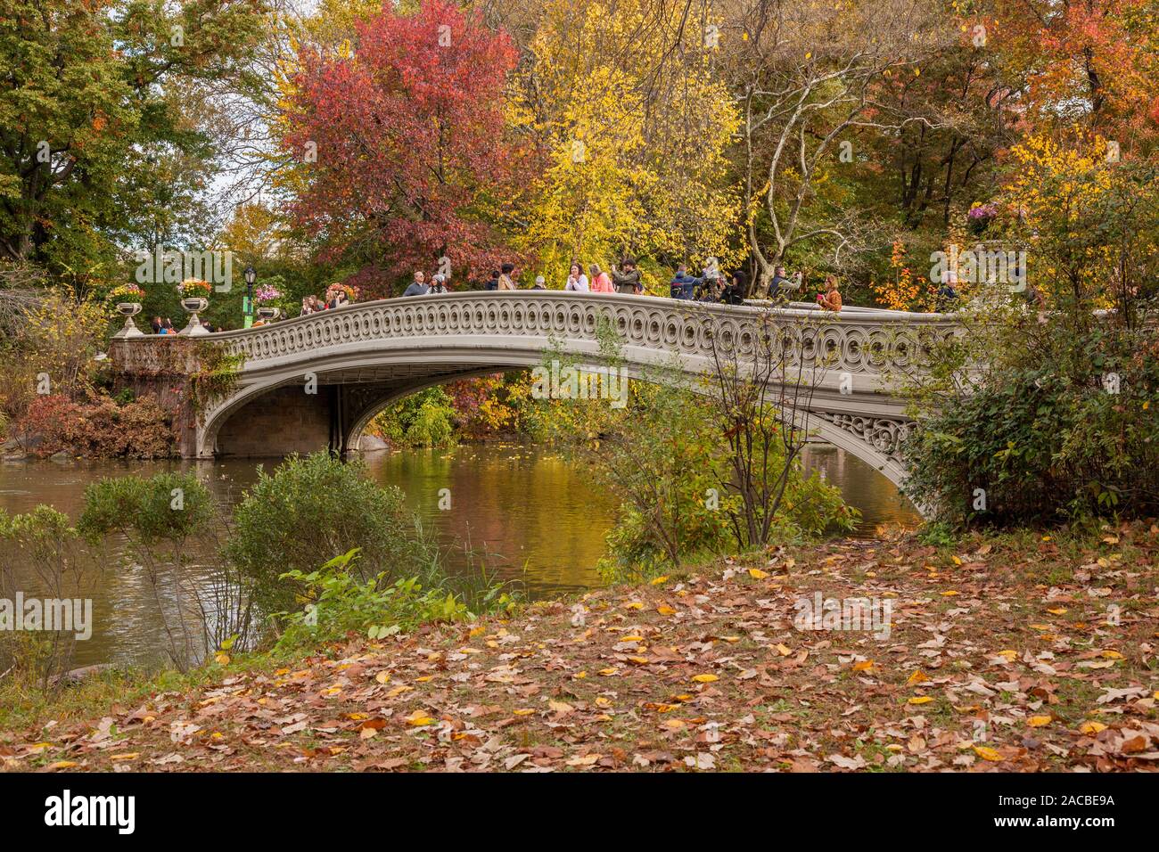 Ponte di prua in autunno, al Central Park di New York City, Stati Uniti d'America. Foto Stock