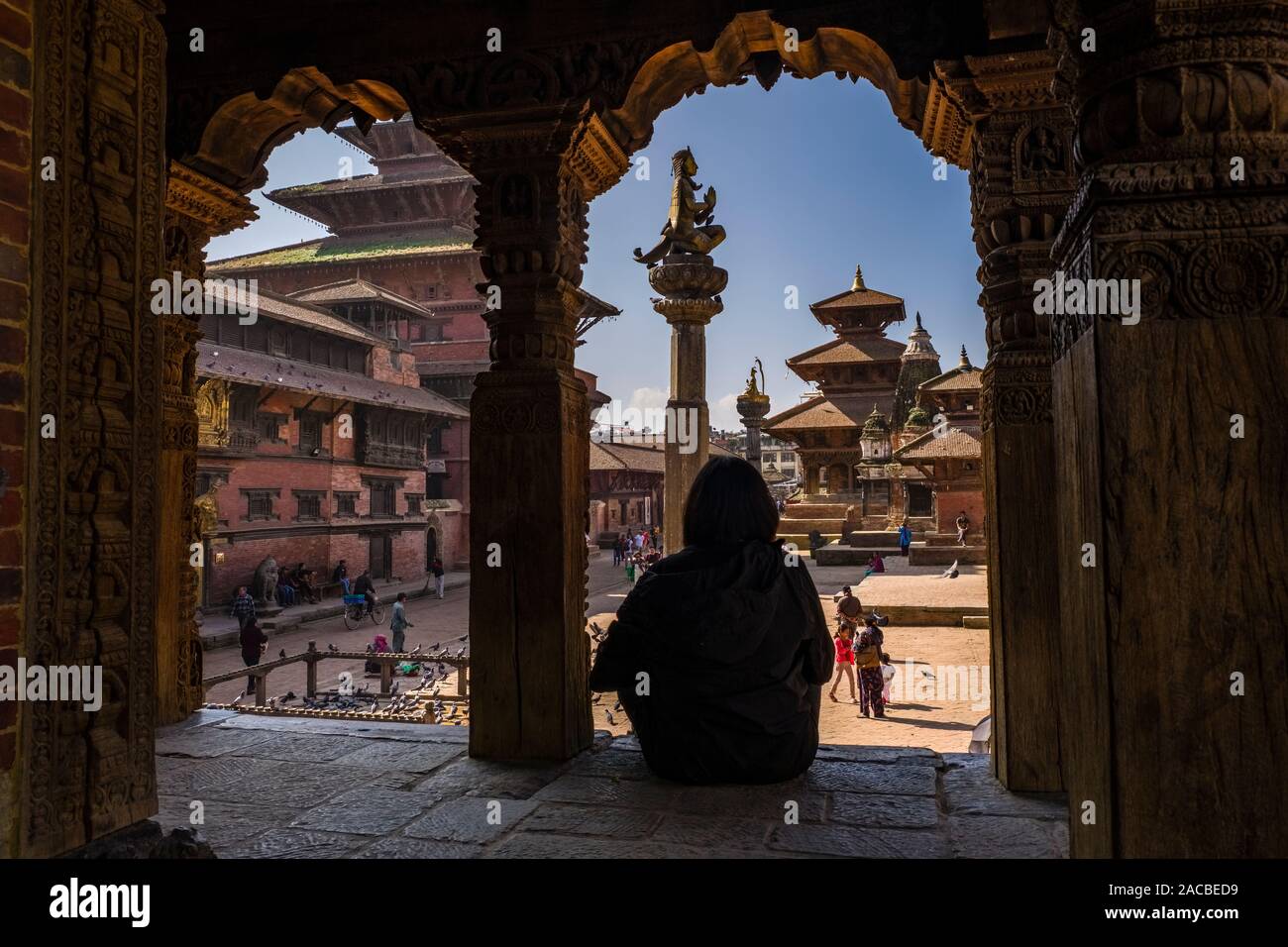 Templi e il golden Garuda statua sulla Patan Durbar Square, una delle principali attrazioni turistiche della città Foto Stock Templi e il golden Garuda statua sulla Patan Durbar Square, una delle principali attrazioni turistiche della città Foto Stock