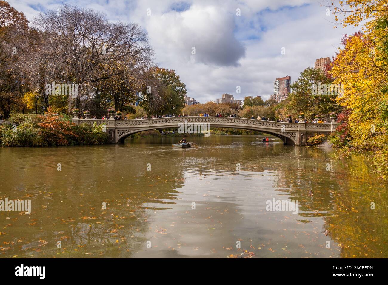 Ponte di prua in autunno, al Central Park di New York City, Stati Uniti d'America. Foto Stock