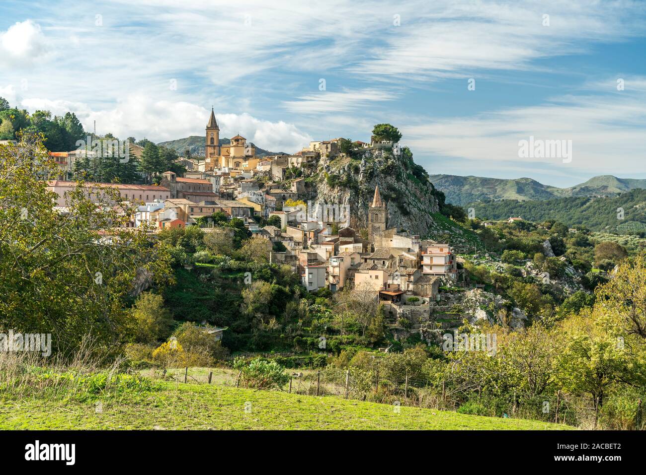 Der Ort Novara di Sicilia, Sizilien, Italien, Europa | Novara di Sicilia villaggio, Sicilia, Italia, Europa Foto Stock