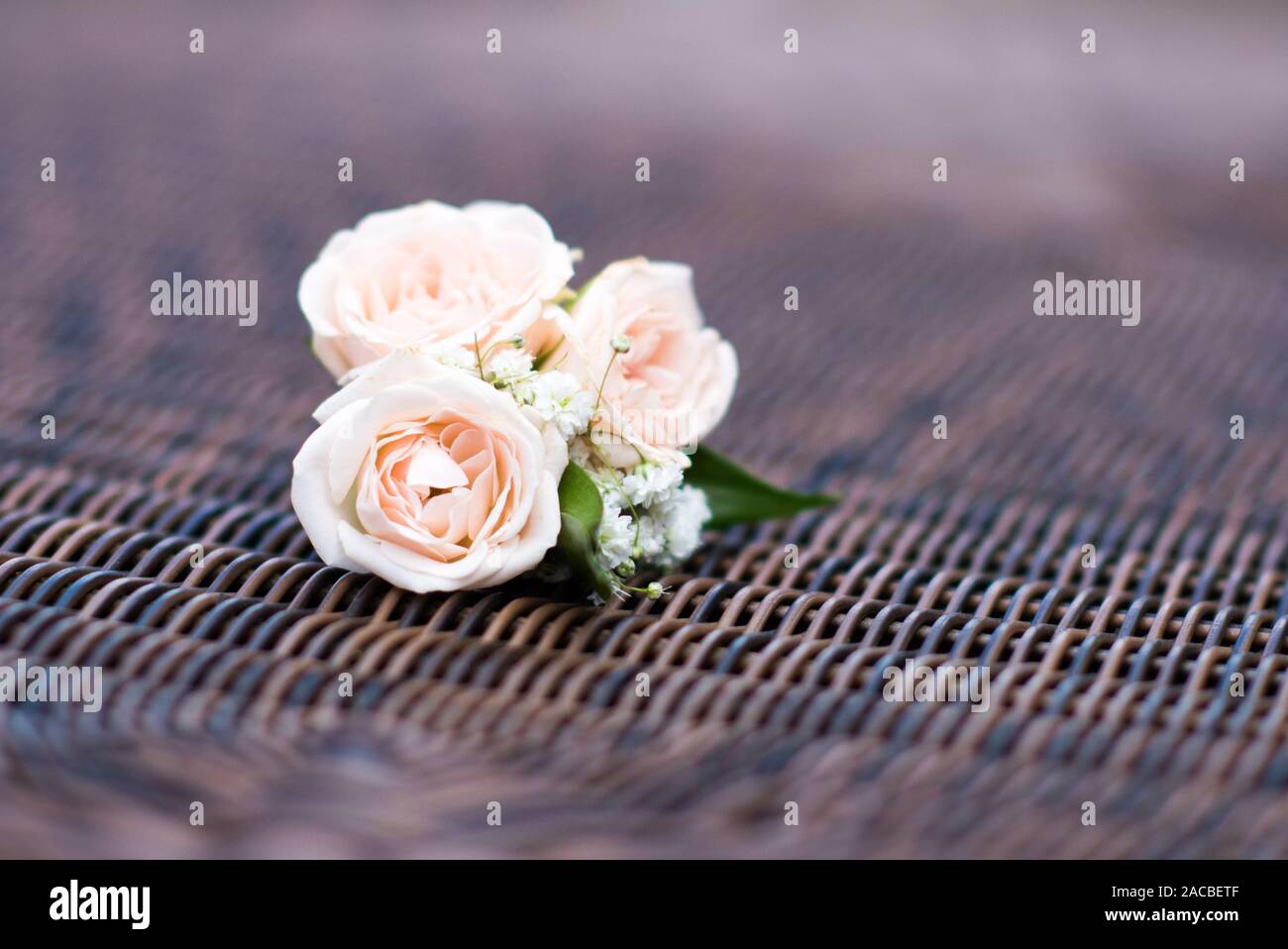 Bellissimi fiori matrimonio progettato e messo insieme da un fiorista locale pronto per la sposa e lo sposo per celebrare il loro giorno speciale insieme Foto Stock