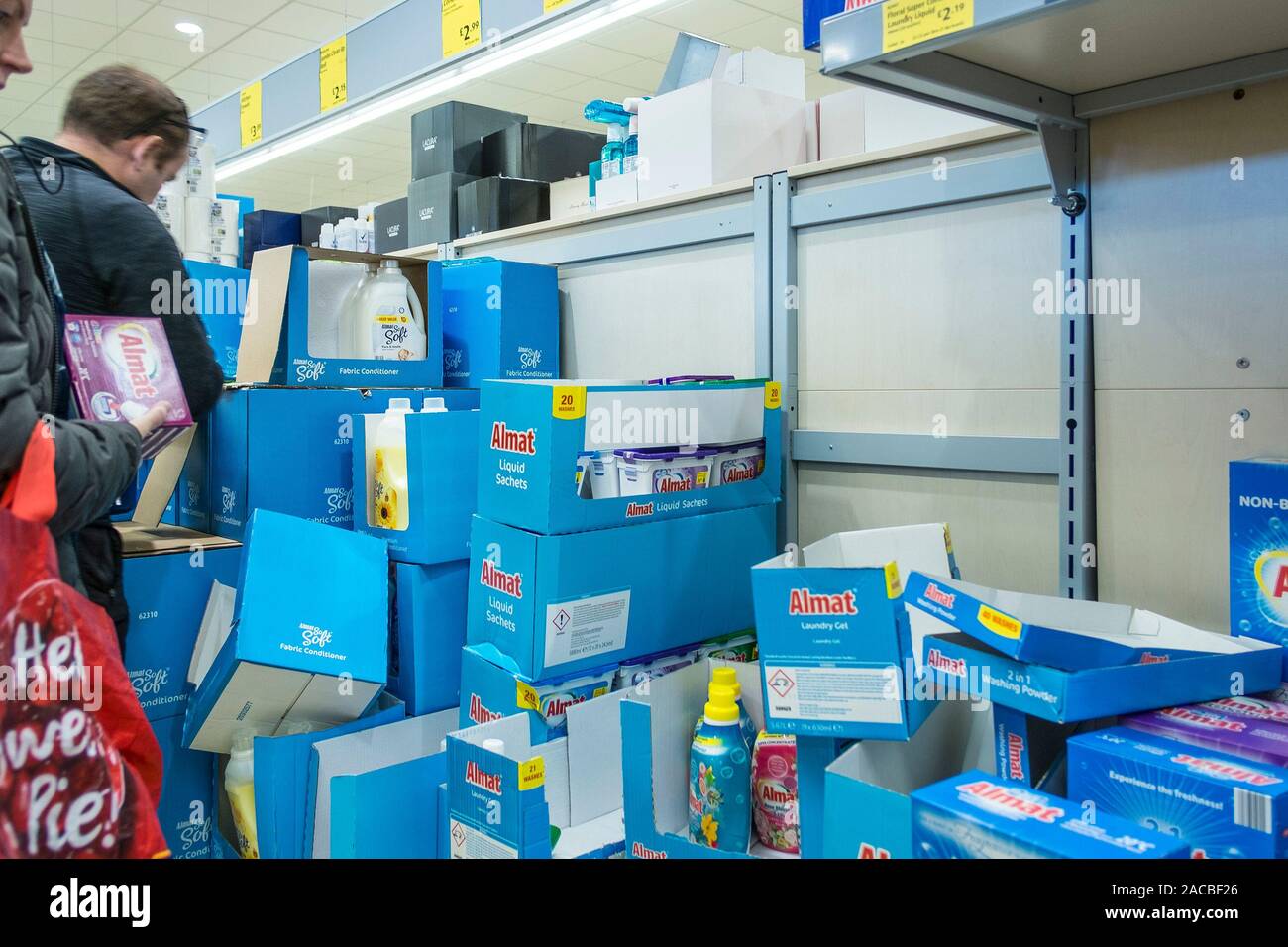 Merci sul display in un corridoio nel supermercato ALDI in Newquay in Cornovaglia. Foto Stock