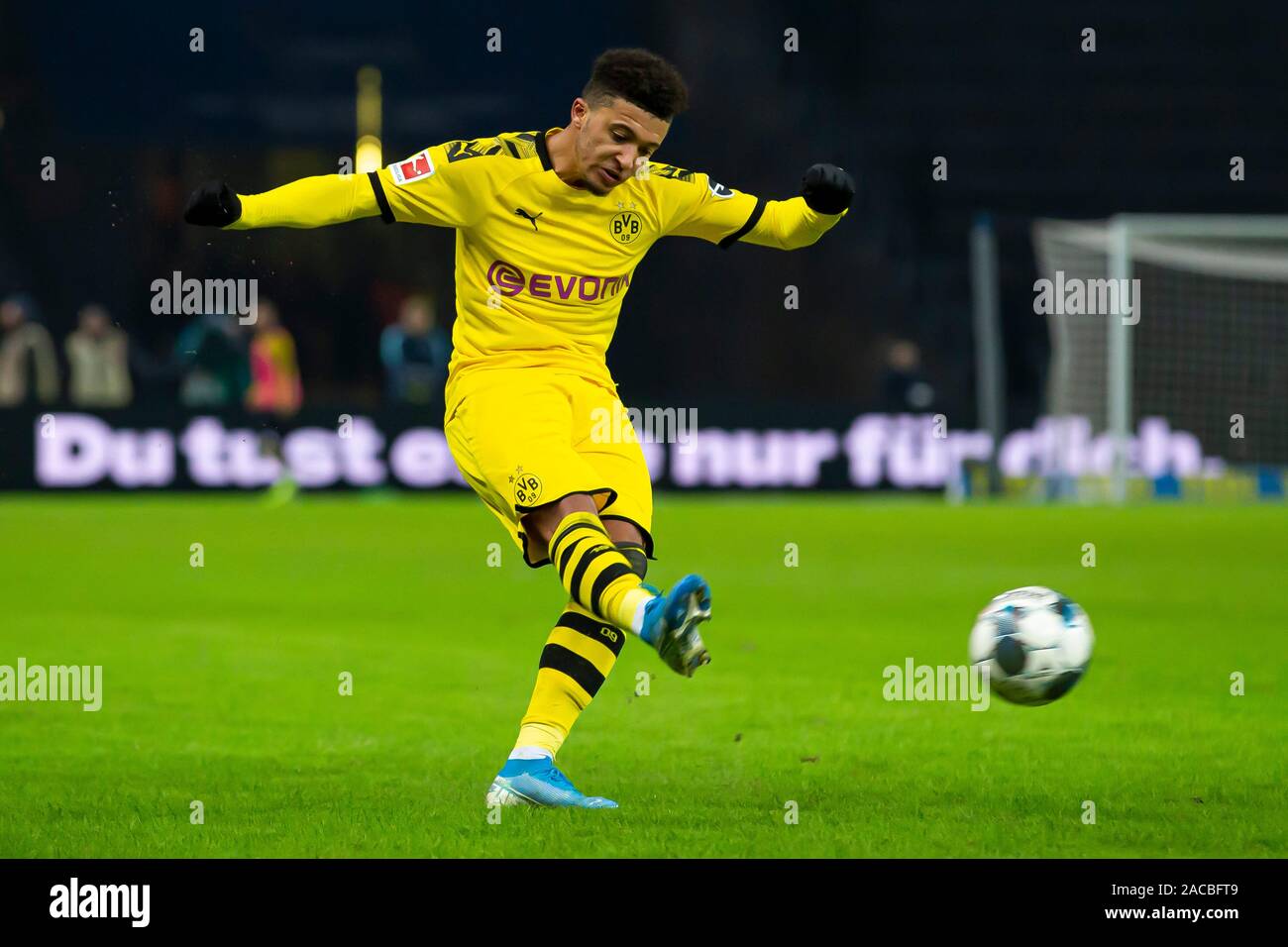 Berlino, Deutschland. 30 Nov, 2019. firo: 30.11.2019, Fuvuball, 1.Bundesliga, stagione 2019/2020, Hertha BSC Berlin - Borussia Dortmund Jadon Sancho (Borussia Dortmund) singola azione | Utilizzo di credito in tutto il mondo: dpa/Alamy Live News Foto Stock