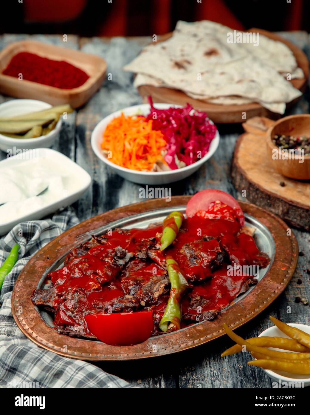 Carne di döner su una piastra di alluminio con ketchup e peperoncino Foto Stock