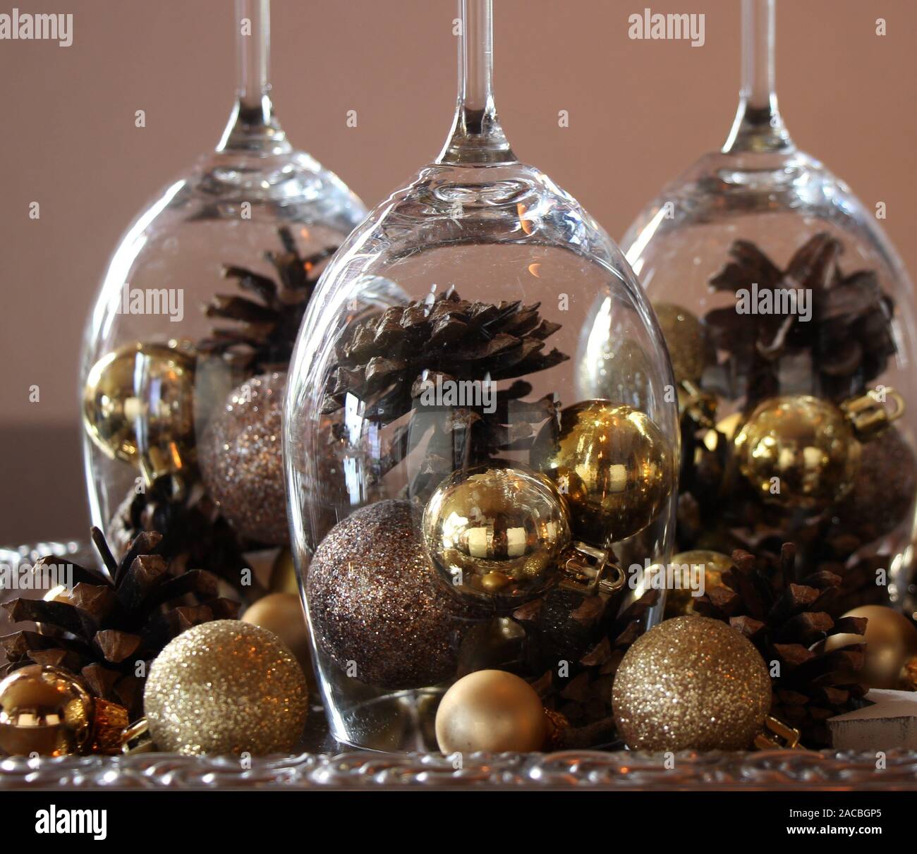 Accogliente, moderno e elegante decorazione di Natale o decorazioni per la tavola in bicchieri di vino Foto Stock