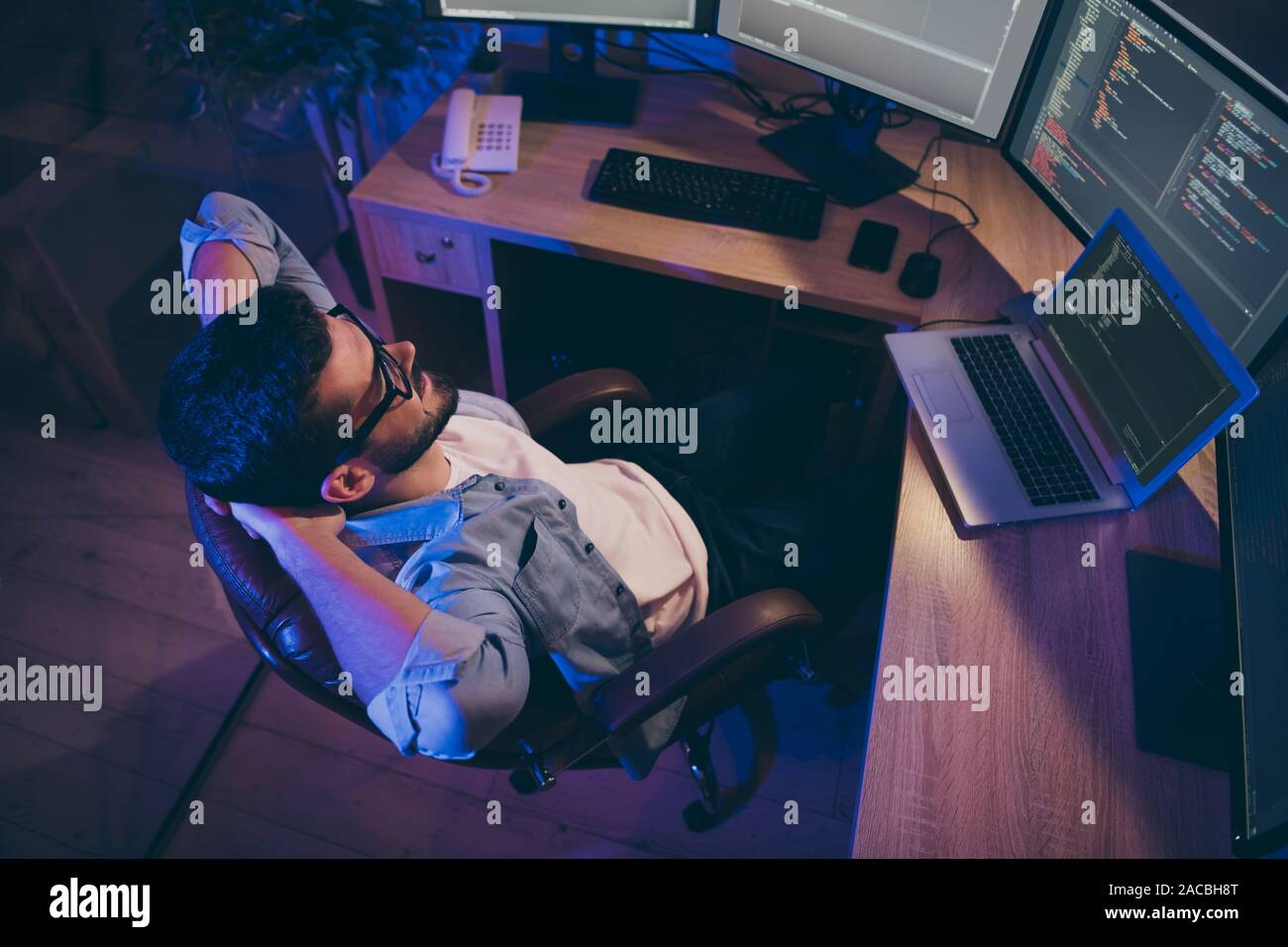 Al di sopra di un angolo alto vista ritratto della sua egli bella attraente esperto guy top manager dell'impresa che fornisce guida remota assistenza indirizzo ip di connessione Foto Stock