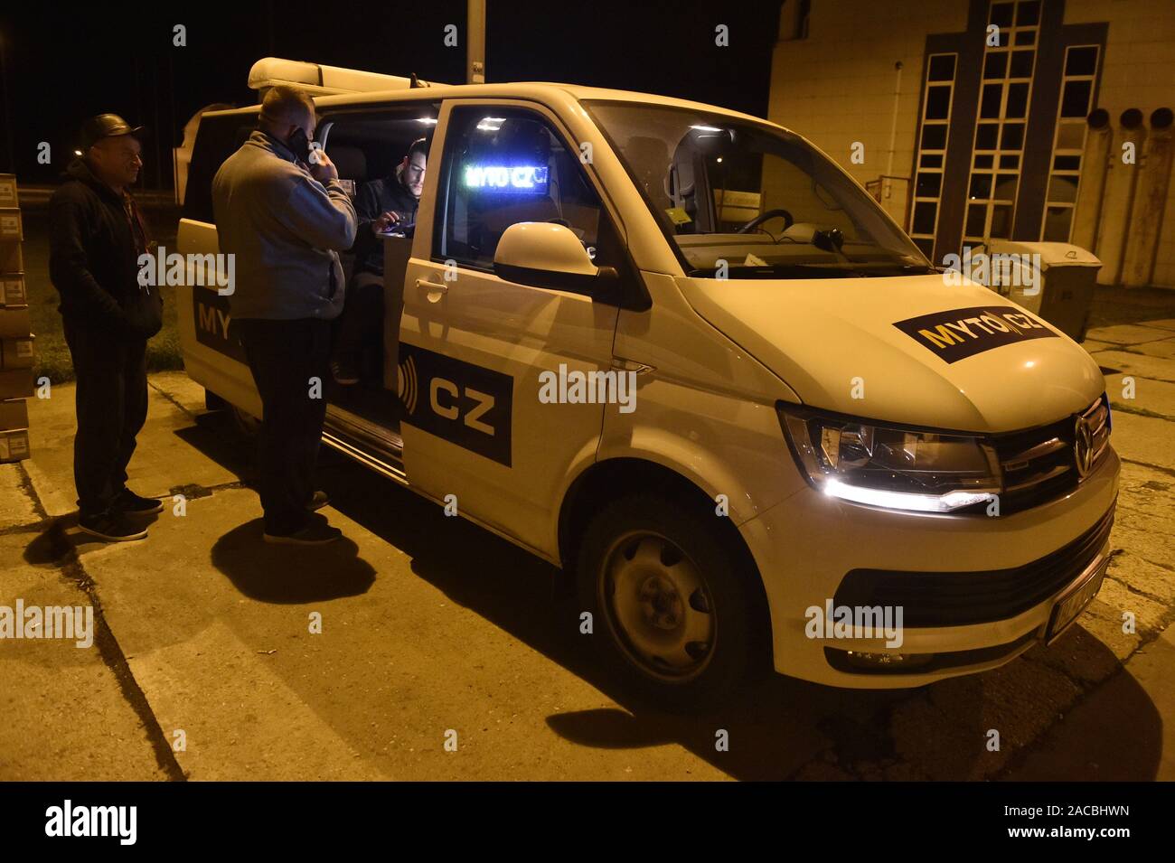 Lanzhot, Repubblica Ceca. 30 Novembre, 2019. Truck driver stand in linea al mobile ticket office (VAN) per una nuova unità a bordo della nuova Repubblica Ceca sistema di pedaggio, in Lanzhot, Repubblica Ceca, sabato 30 novembre, 2019. Credito: Vaclav Salek/CTK foto/Alamy Live News Foto Stock