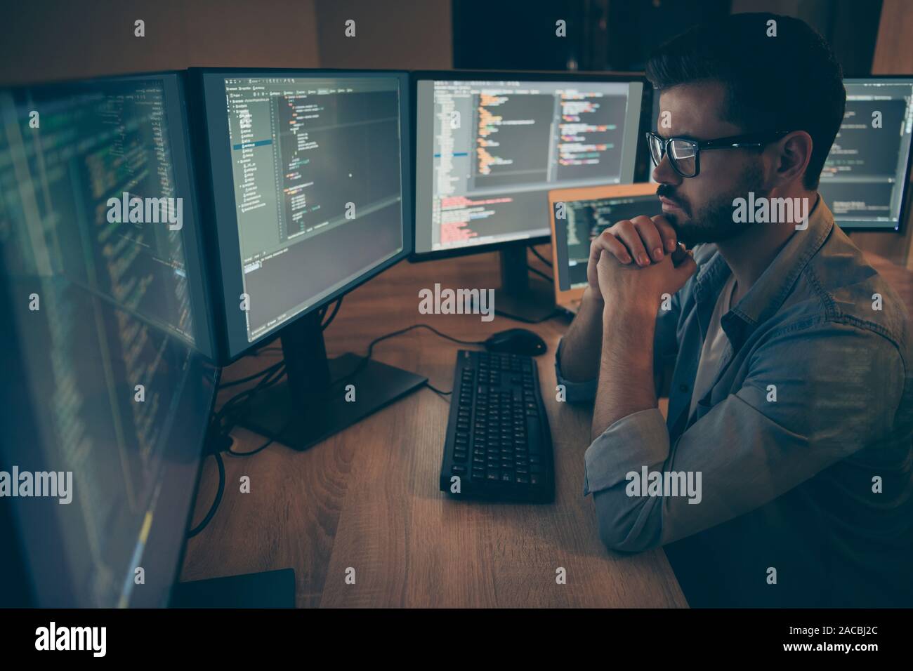 Foto di gravi coder interessati in caso di errori gravi guasti derivanti rimanere sconosciuto fino a quando ha iniziato gli script di codifica utilizzando il linguaggio Java Foto Stock
