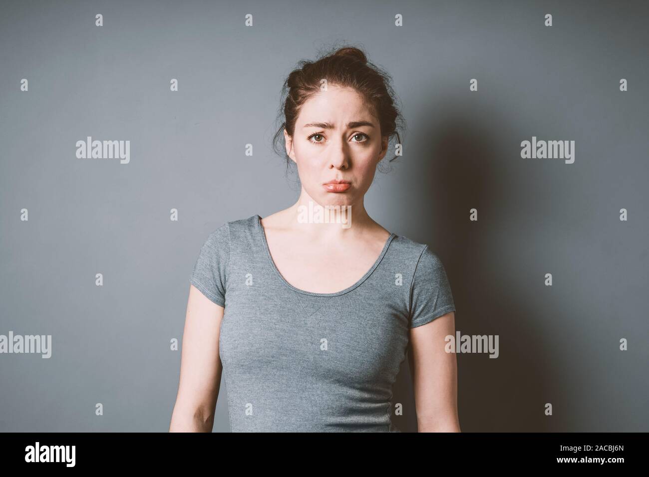 Sulky busbana francese giovane donna nel suo 20s sensazione di delusione e delusione - emozione negativa cattivo umore concetto con spazio di copia Foto Stock
