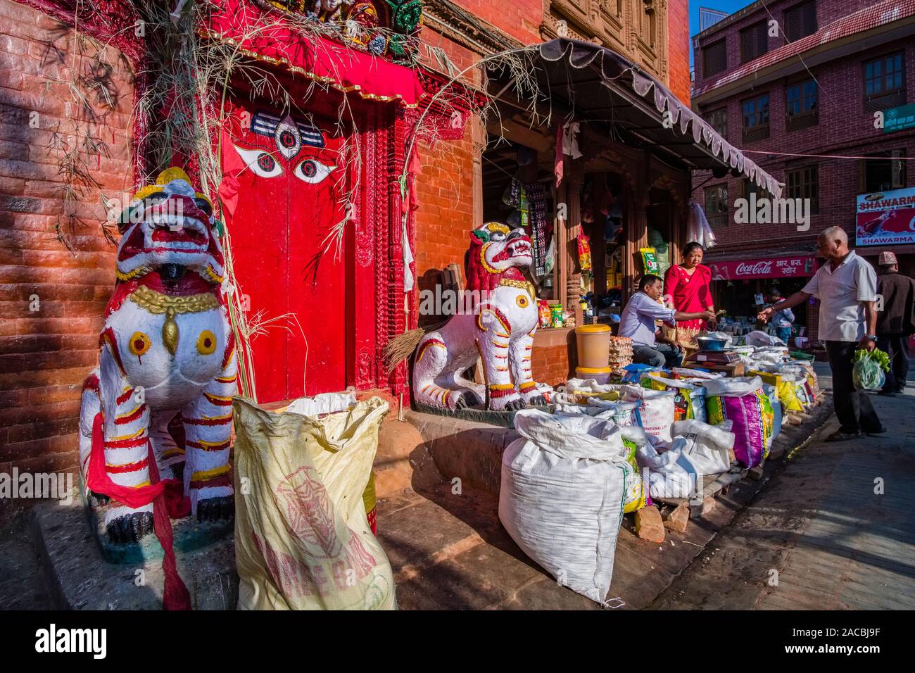 Spice shop attaccato ad un tempio vicino Durbar Square Foto Stock