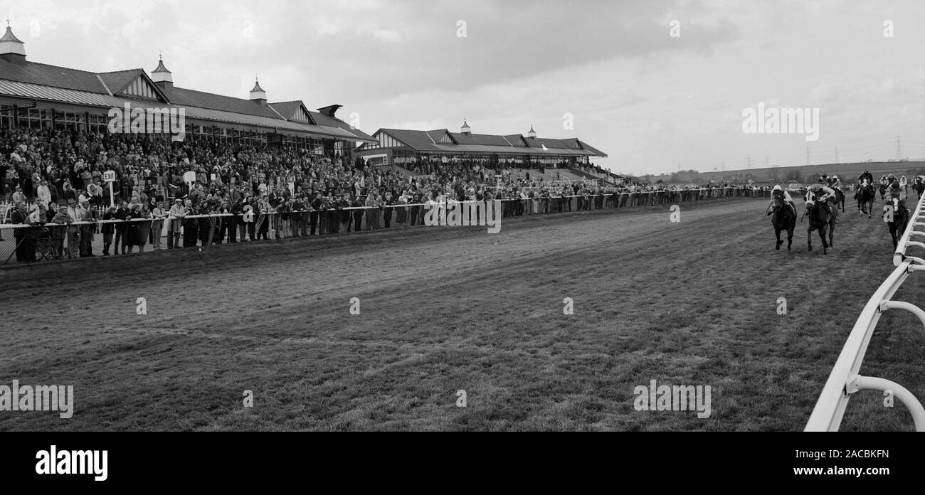 Caratteri a Pontefract gare, West Yorkshire, nell'Inghilterra del Nord, Regno Unito nel 1987 Foto Stock