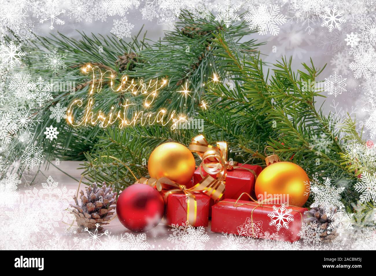 Biscotti di Natale con decorazioni su sfondo di legno con buon natale iscrizione Foto Stock