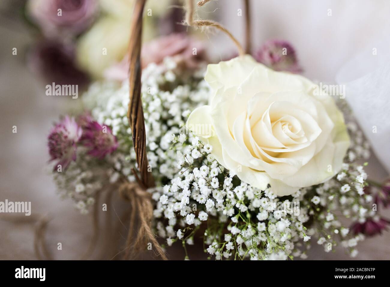 Bellissimi fiori matrimonio progettato e messo insieme da un fiorista locale pronto per la sposa e lo sposo per celebrare il loro giorno speciale insieme Foto Stock