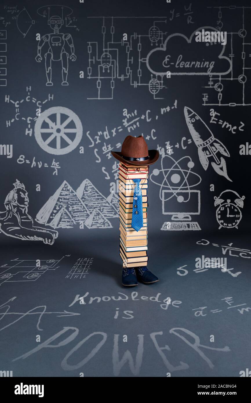 Cool divertente idea educativa. Una pila di libri come un insegnante di insolite nel mezzo di uno spazio riempito con formule e disegni di achieveme scientifica Foto Stock