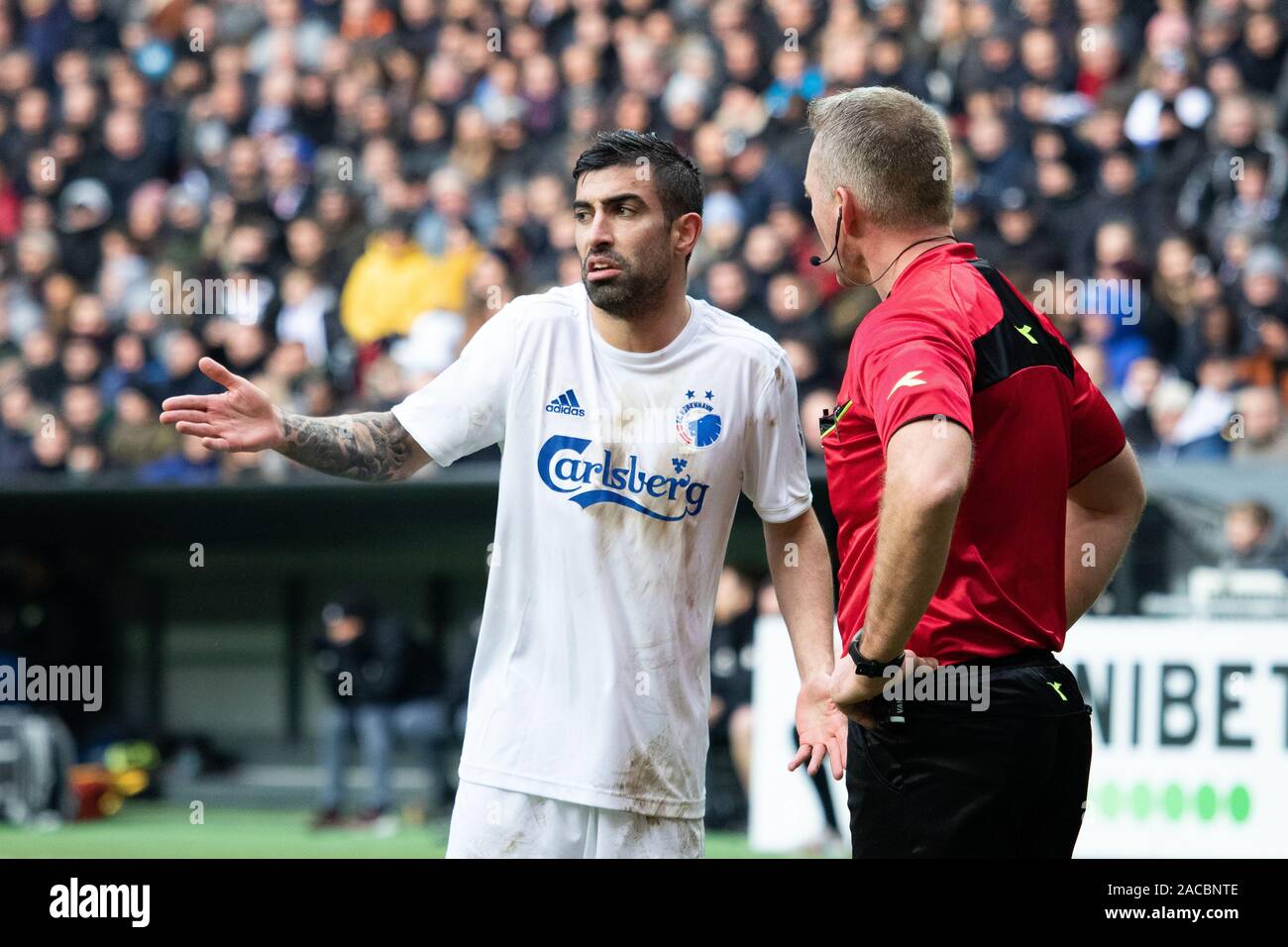 Copenhagen, Danimarca. 01 Dic, 2019. Michael Santos (18) di FC Copenhagen visto in colloqui con arbitro Jakob Kehlet durante il 3F Superliga match tra FC Copenhagen e Brøndby se a Telia Parken. (Photo credit: Gonzales foto/Alamy Live News Foto Stock