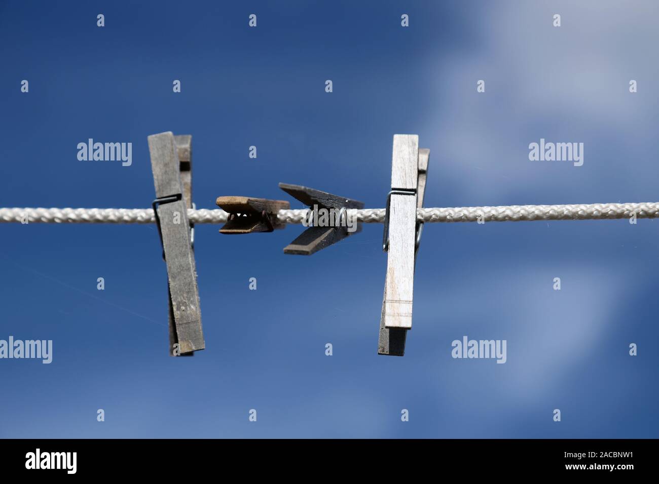 Clothespins in legno sulla fune. Clip panno appeso alla corda e attesa per la prossima partita di vestiti Foto Stock