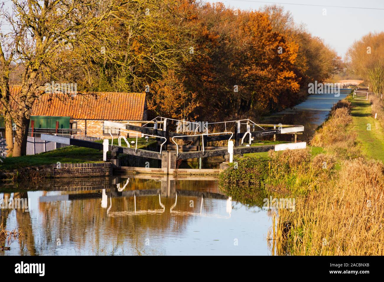 Cancelli di blocco sul Grantham a Nottingham Canal, vicino a Woolsthorpe, Grantham, Lincolnshire, Inghilterra Foto Stock
