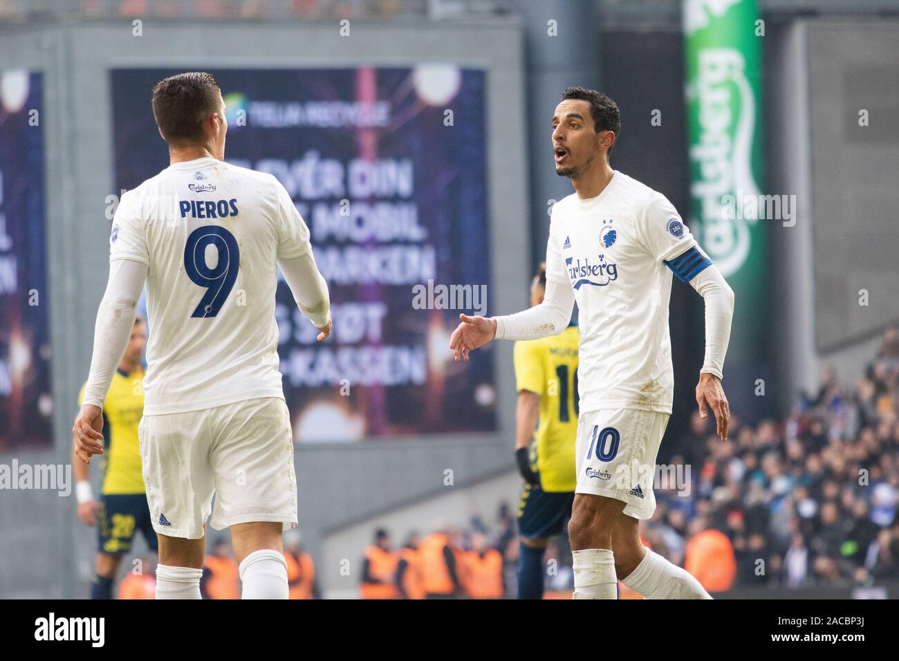 Copenhagen, Danimarca. 01 Dic, 2019. Carlos Zeca (10) e Pieros Sotiriou (9) di FC Copenhagen visto durante il 3F Superliga match tra FC Copenhagen e Brøndby se a Telia Parken. (Photo credit: Gonzales foto/Alamy Live News Foto Stock