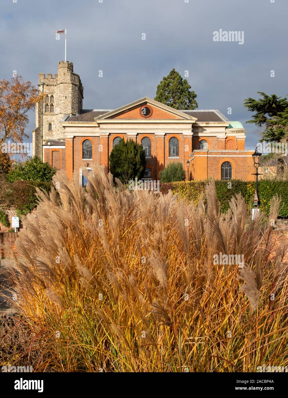 Chiesa di Santa Maria in chiesa, noto anche come Santa Maria Vergine, Twickenham, West London, fotografati da un piccolo giardino accanto al Fiume Tamigi. Foto Stock
