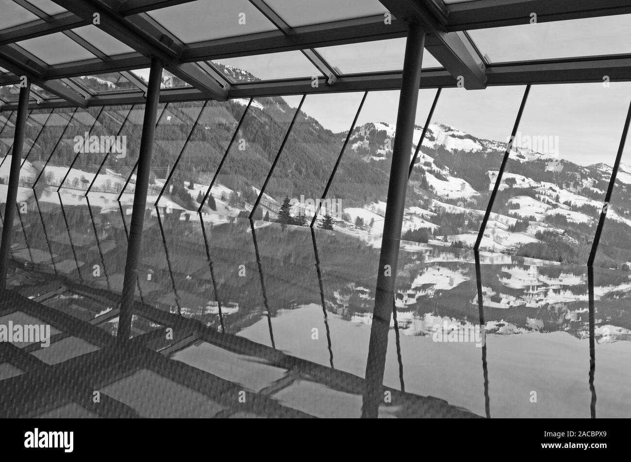 Austria: La piscina sul tetto del 'Schlosshotel Lebenberg' a Kitzbühel con vista panoramica sulle Alpi austriache Foto Stock