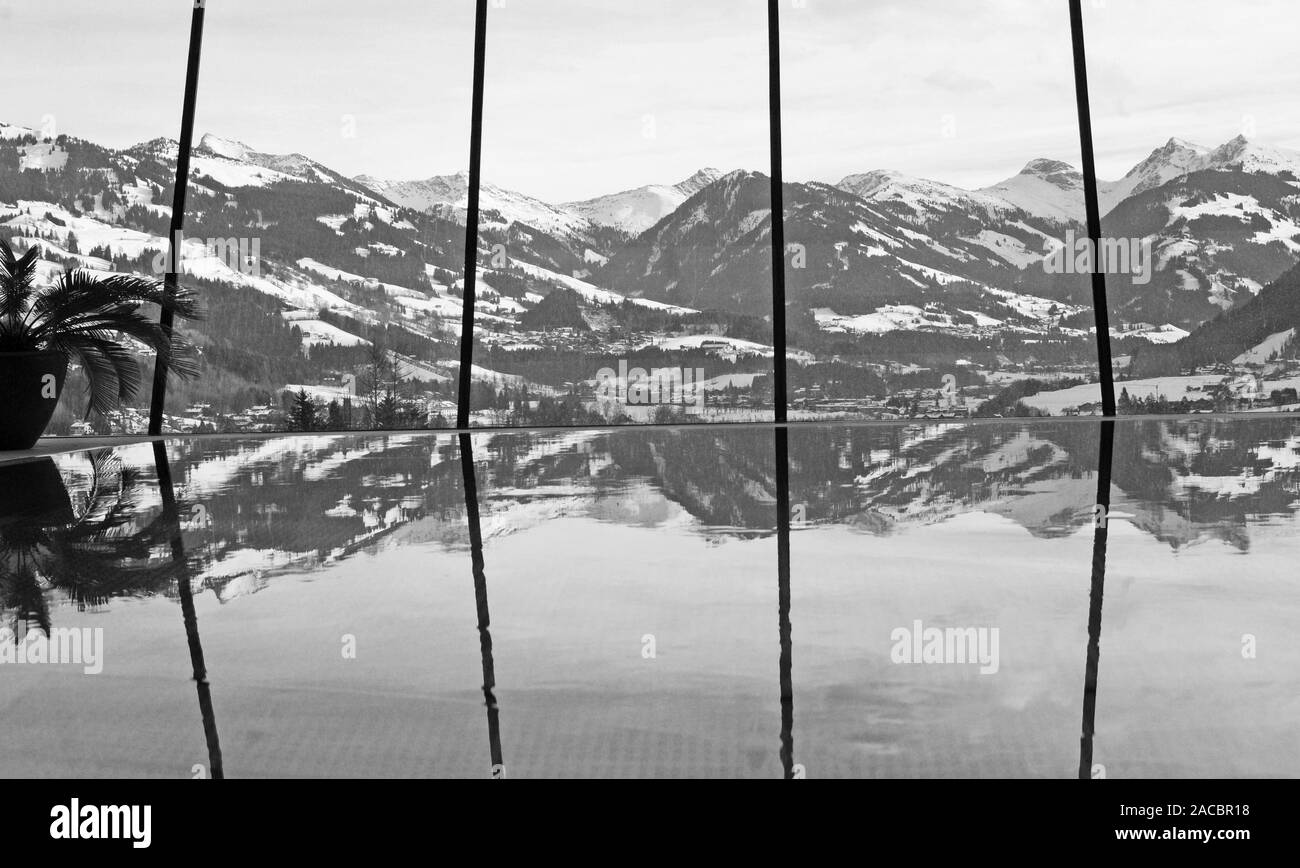 Alpi austriache: vista dal tetto piscina coperta Schlosshotel Lebenberg a Kitzbühel Foto Stock