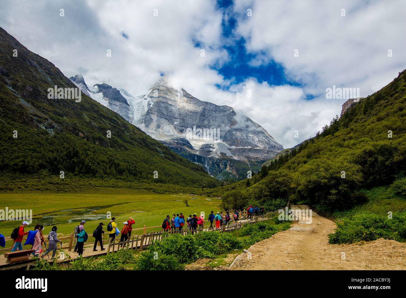 Paesaggio di Yading Riserva Naturale nella contea di Daocheng, Ganzi tibetano prefettura autonoma, a sud-ovest della Cina di provincia di Sichuan su agosto 24th, 2019. Foto Stock