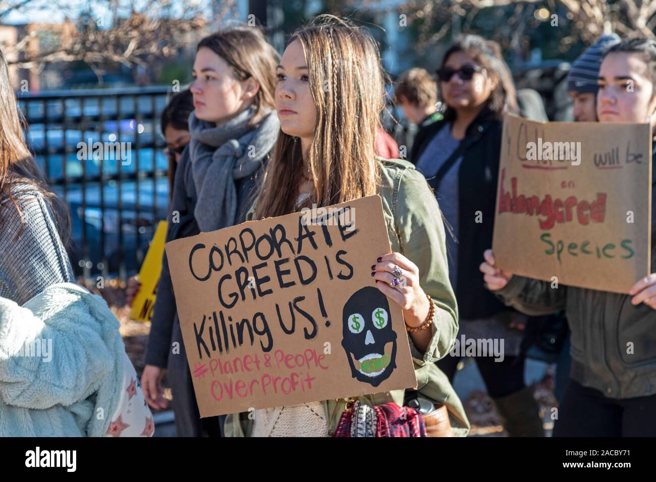 Washington, DC - GIOVANI attivisti detenuti un 'funebre per futuri' su Capitol Hill per esigere che i governi affrontare la crisi del cambiamento climatico. È stato p Foto Stock