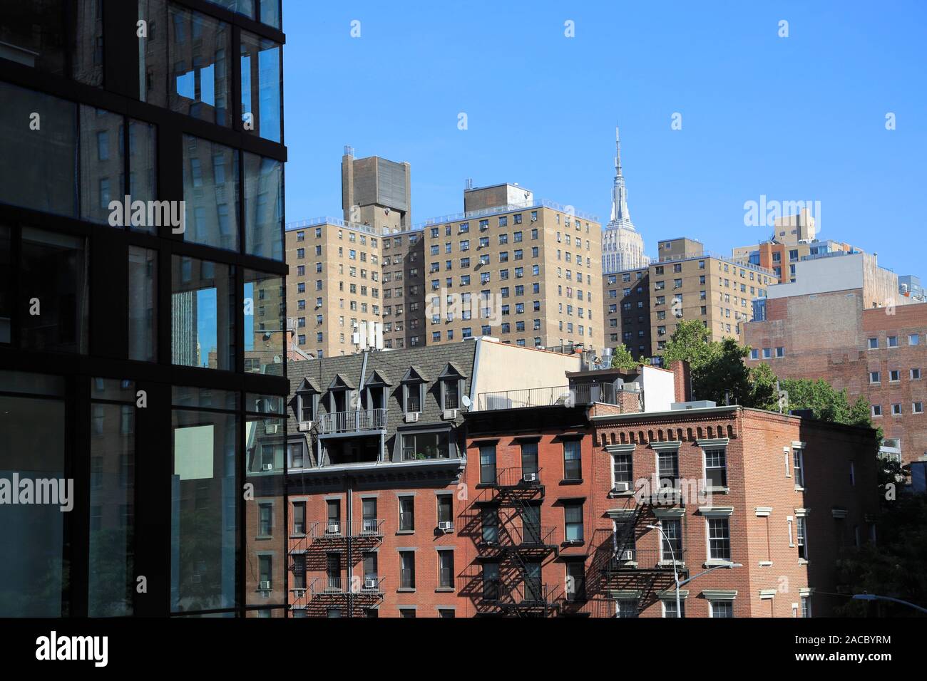 Il lusso moderno edificio di appartamenti, Old Tenement edifici, West Chelsea, Manhattan, New York City, Stati Uniti d'America Foto Stock