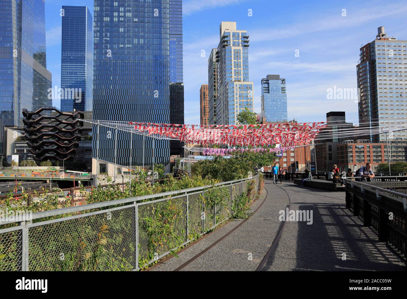 Linea alta Park, Cantieri Hudson, il vaso en plein air, bandiere a strisce da artista Daniel Buren, Manhattan, New York City, Stati Uniti d'America Foto Stock