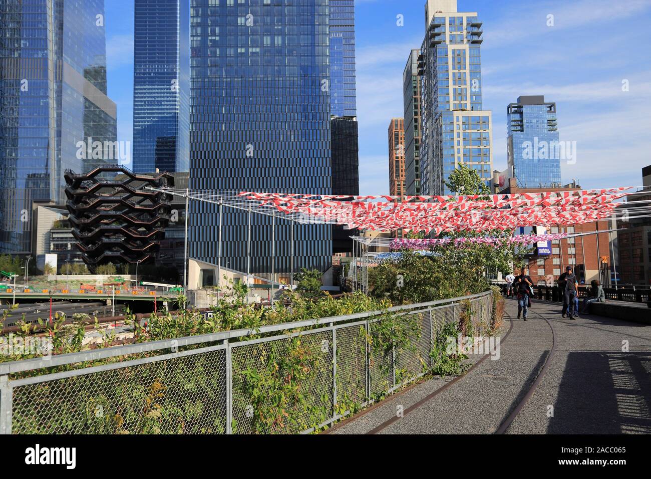 Linea alta Park, Cantieri Hudson, il vaso en plein air, bandiere a strisce da artista Daniel Buren, Manhattan, New York City, Stati Uniti d'America Foto Stock