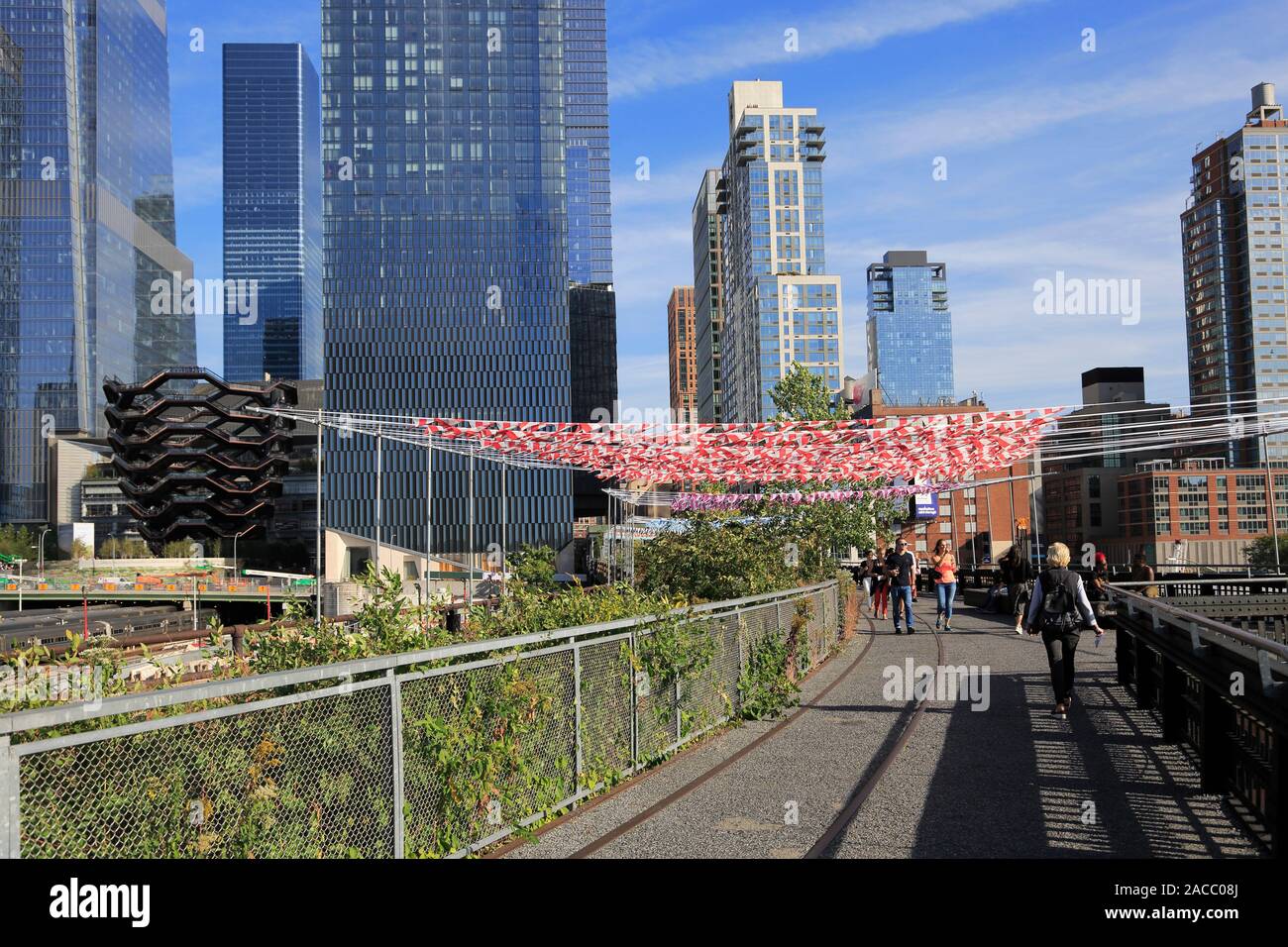 Linea alta Park, Cantieri Hudson, il vaso en plein air, bandiere a strisce da artista Daniel Buren, Manhattan, New York City, Stati Uniti d'America Foto Stock