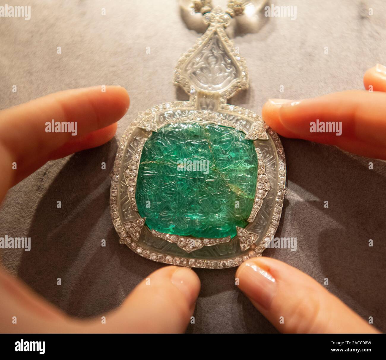 Bonhams, Londra, Regno Unito. 2° dicembre 2019. Incredibile Collana Smeraldo  dalla Vita Sackville-West, raccolta