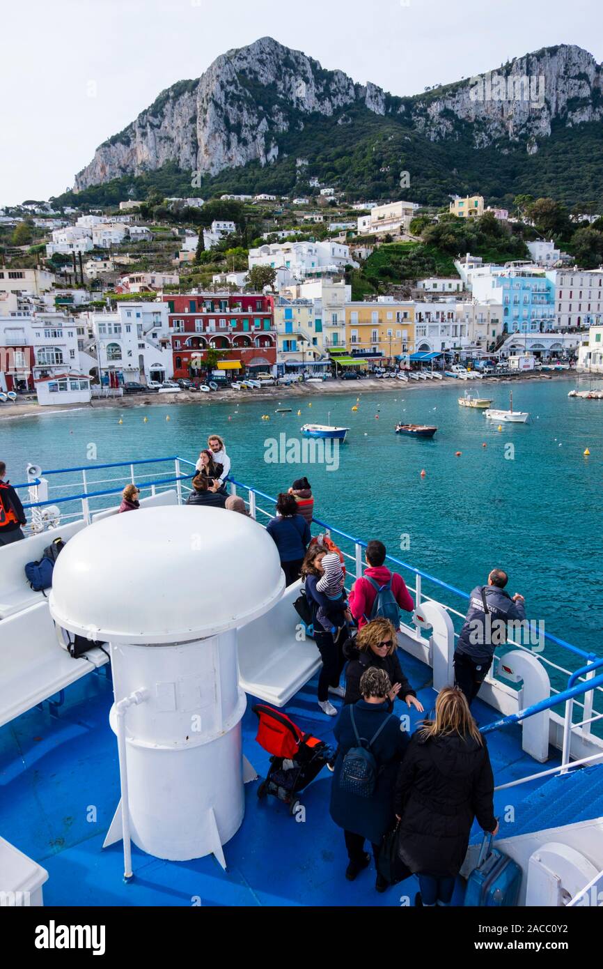 La gente sul traghetto, di fronte a Marina Grande di Capri, Italia Foto Stock