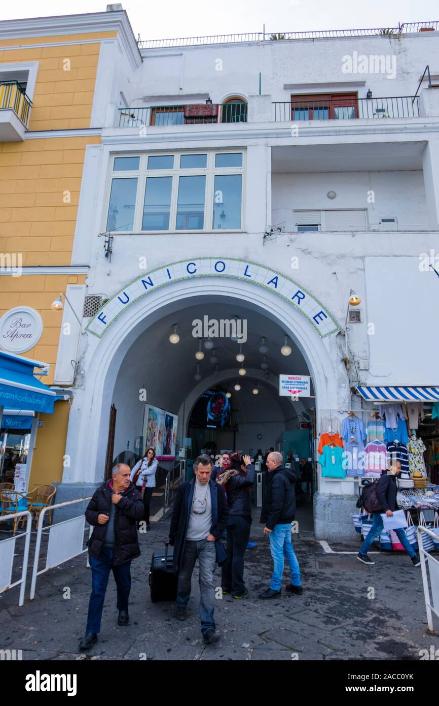La funicolare di entrata e di uscita, Marina Grande di Capri, Italia Foto Stock