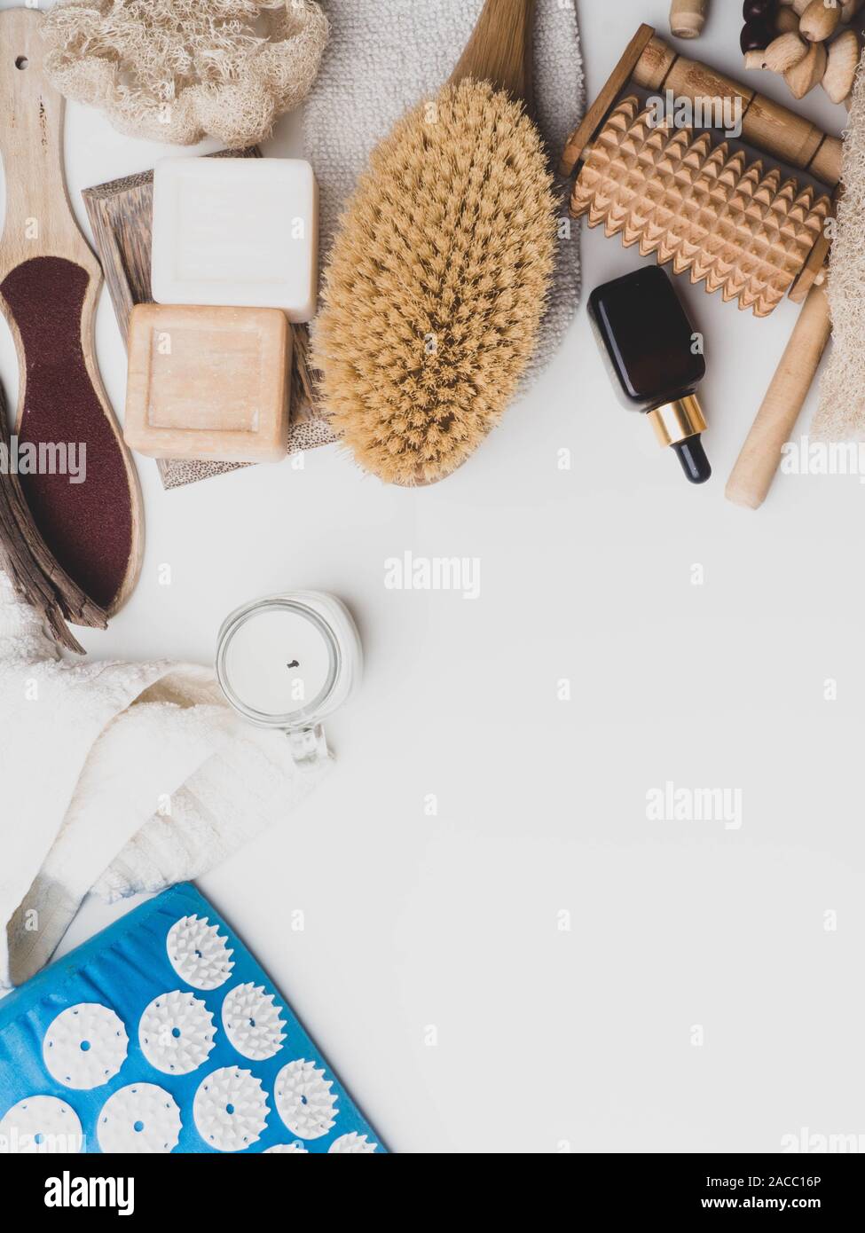 Prodotti per la cura del corpo, su sfondo bianco con copia spazio. Natural eco friendly rifiuti zero concetto, vista dall'alto Foto Stock