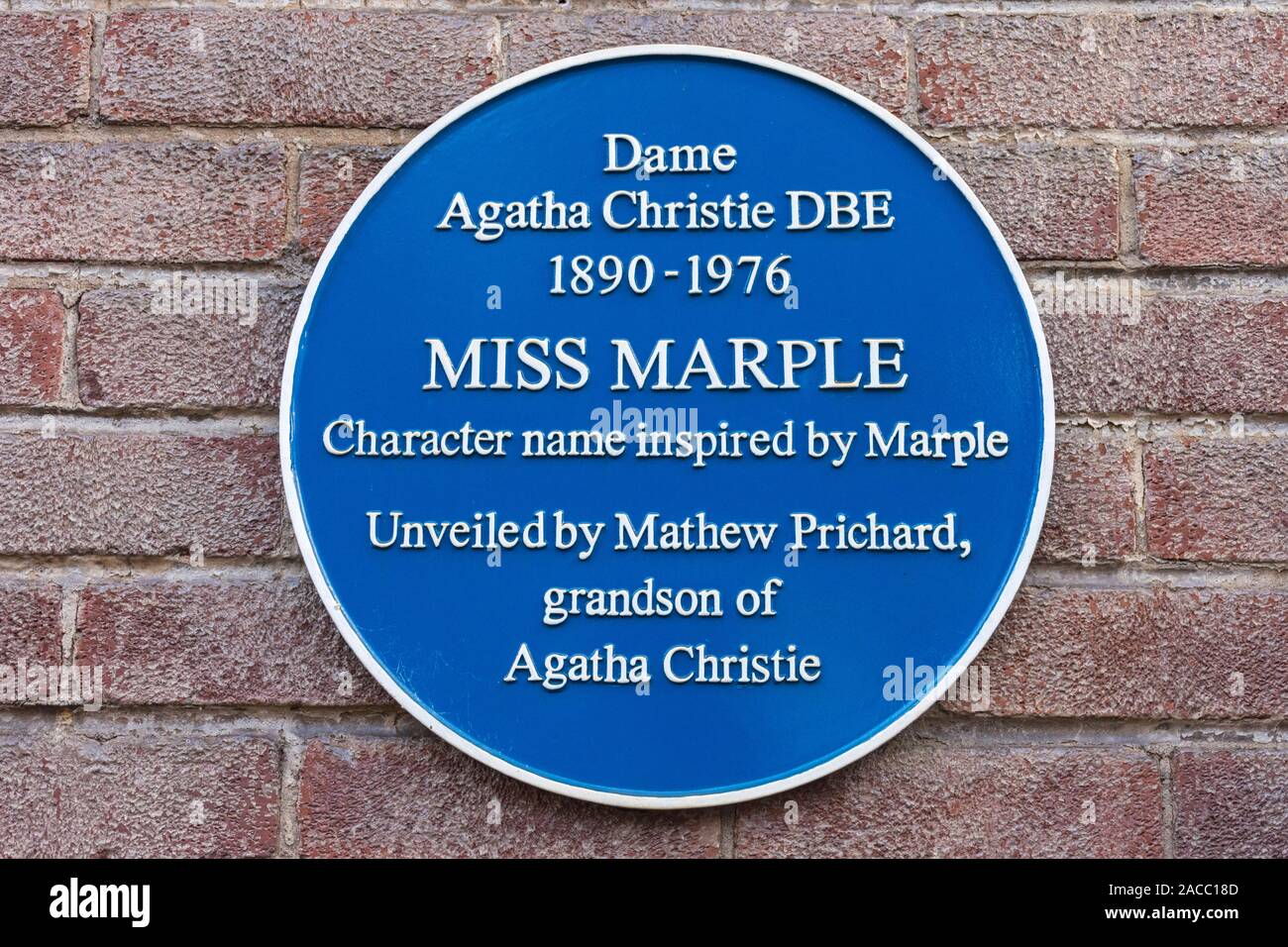 Targa blu presso la stazione ferroviaria di commemorazione di Agatha Christie's carattere Miss Marple ispirato il nome della città. Marple, gtr manchester, Regno Unito Foto Stock