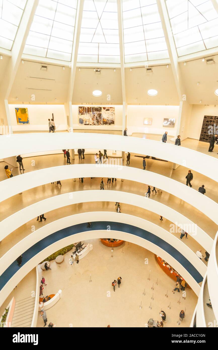 La Spirale rotonda atrium all'interno del Museo Guggenheim, Fifth Avenue, Manhattan, New York City, Stati Uniti d'America. Foto Stock