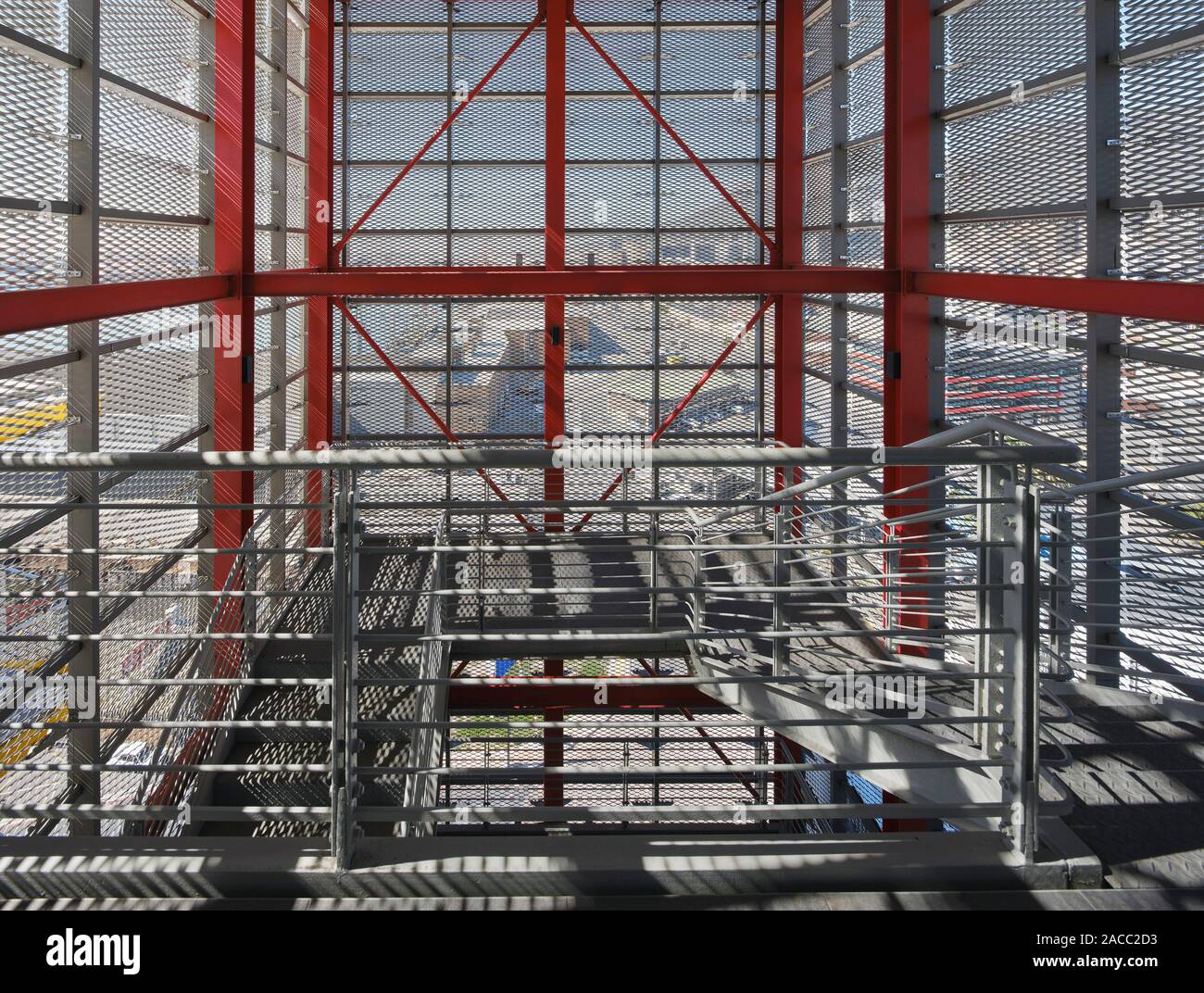 Aprire la tromba delle scale in Silo 3 con schermi di metallo. Silo Distretto Cape Town Cape Town, Sud Africa. Architetto: VDMMA, 2019. Foto Stock