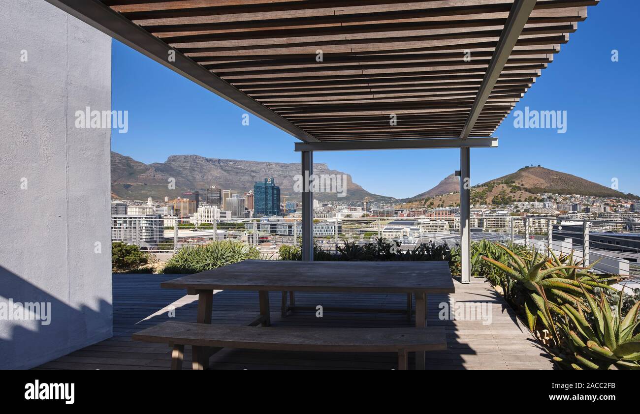 Communal terrazza sul tetto con vista verso la Montagna della Tavola. Silo Distretto Cape Town Cape Town, Sud Africa. Architetto: VDMMA, 2019. Foto Stock