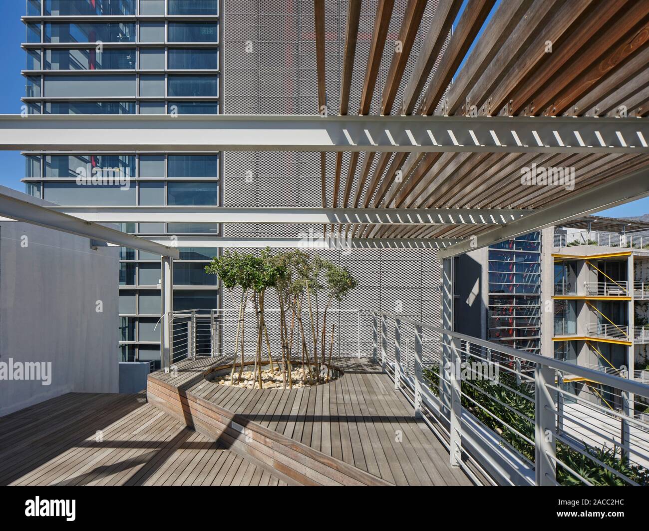 Stecca di legno tettoia sopra comunale terrazza sul tetto. Silo Distretto Cape Town Cape Town, Sud Africa. Architetto: VDMMA, 2019. Foto Stock