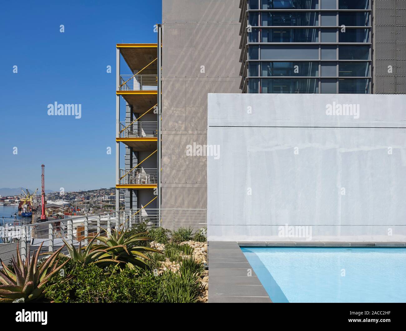La zona della piscina e la vista del porto. Silo Distretto Cape Town Cape Town, Sud Africa. Architetto: VDMMA, 2019. Foto Stock