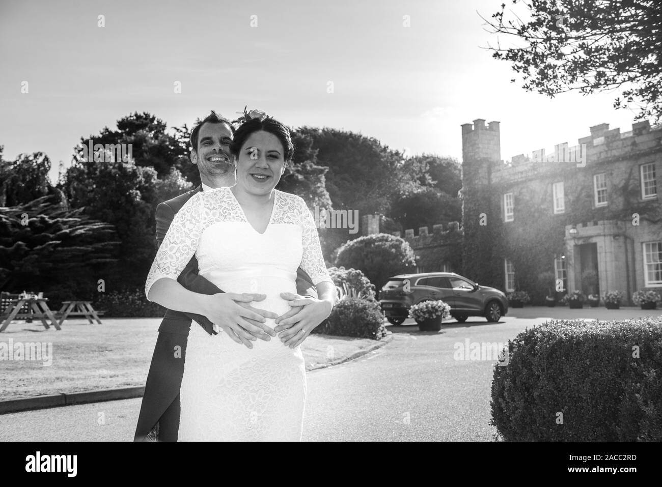 Una coppia mista sposata a Tregenna Castle Resort e Carbis Bay Beach, Seaside Village, Saint Ives (Caucasico, Nero), sposa incinta, gravidanza Foto Stock