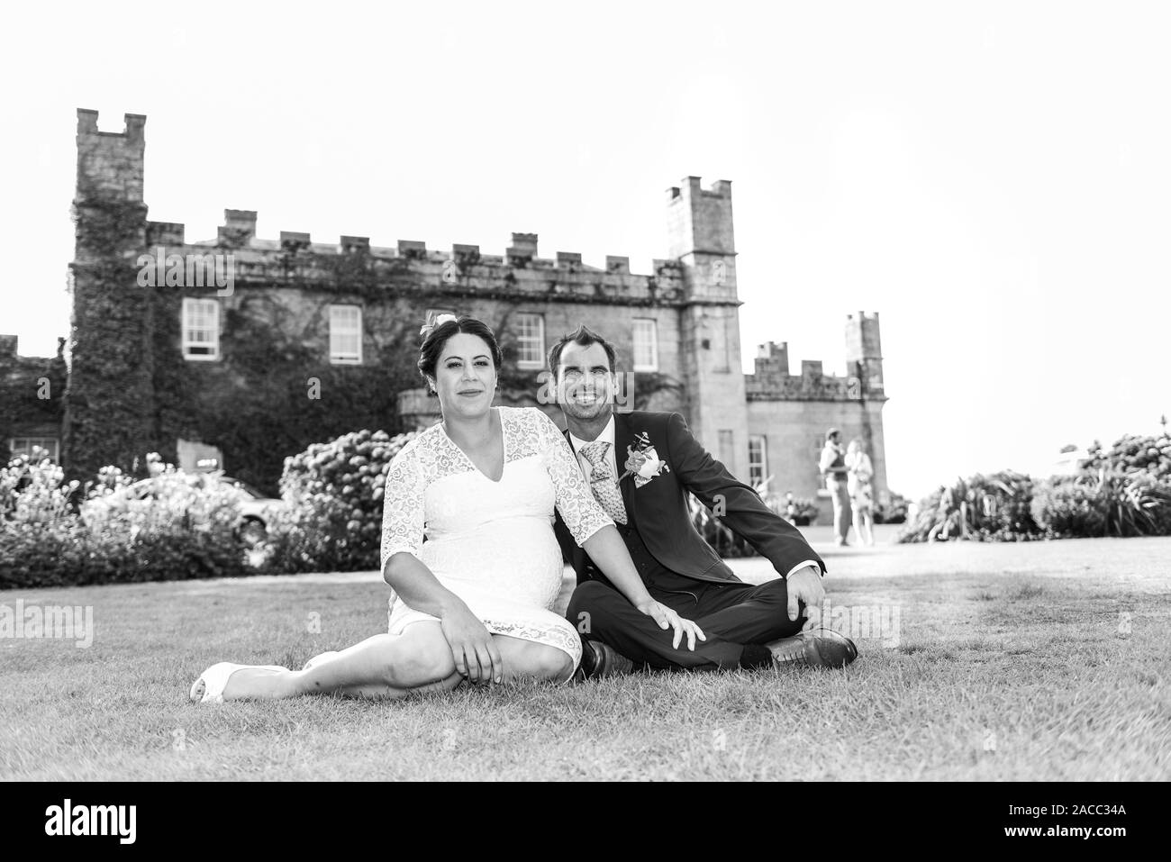 Una coppia mista sposata a Tregenna Castle Resort e Carbis Bay Beach, Seaside Village, Saint Ives (Caucasico, Nero), sposa incinta, gravidanza Foto Stock