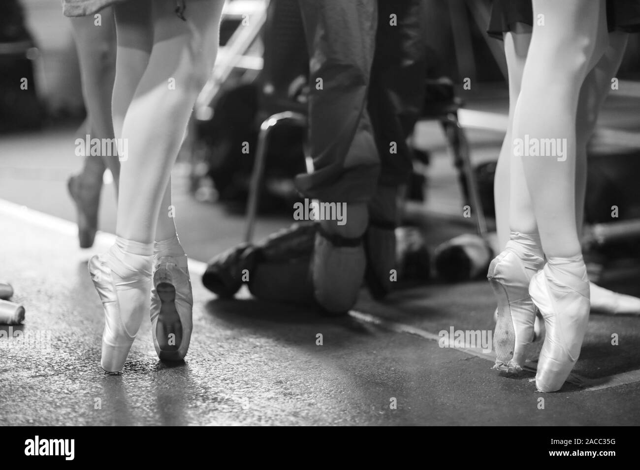 Le gambe delle ballerine permanente sulla pointe calzature in corrispondenza della prova delle prestazioni Foto Stock