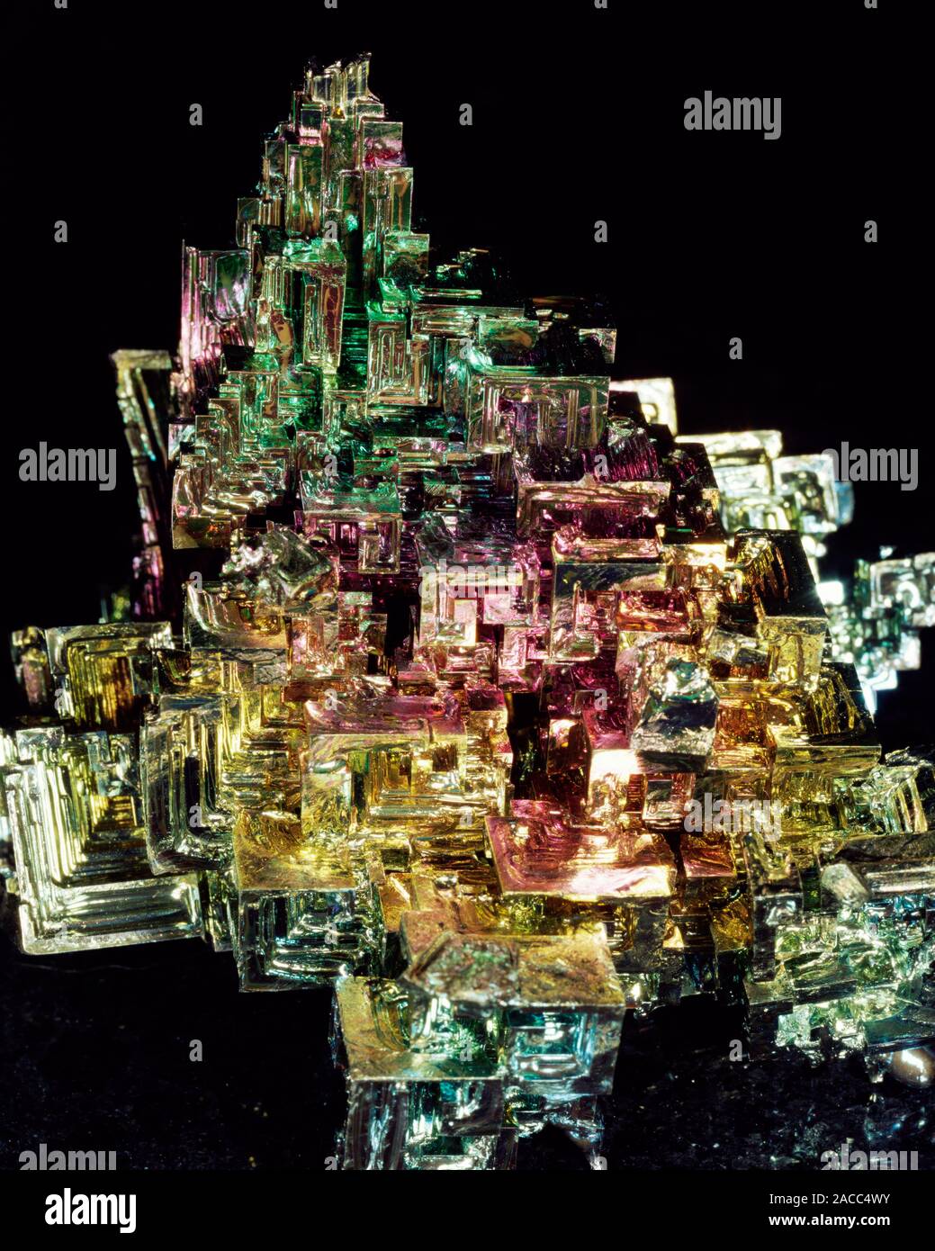 Bismuto cristalli artificiali. Prodotto sinteticamente 'tramoggia dei