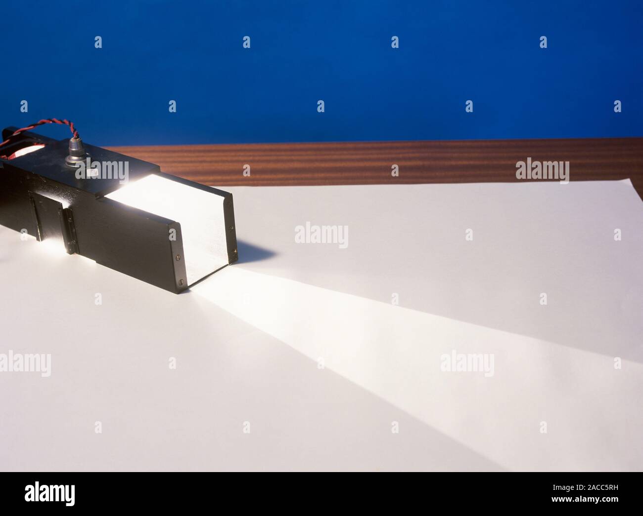 Il raggio di luce casella emettendo un ampio fascio di luce. Una scatola di raggi è uno standard di sorgente luminosa utilizzata in ottica esperimenti. Il raggio luminoso è facilmente visibile contro th Foto Stock