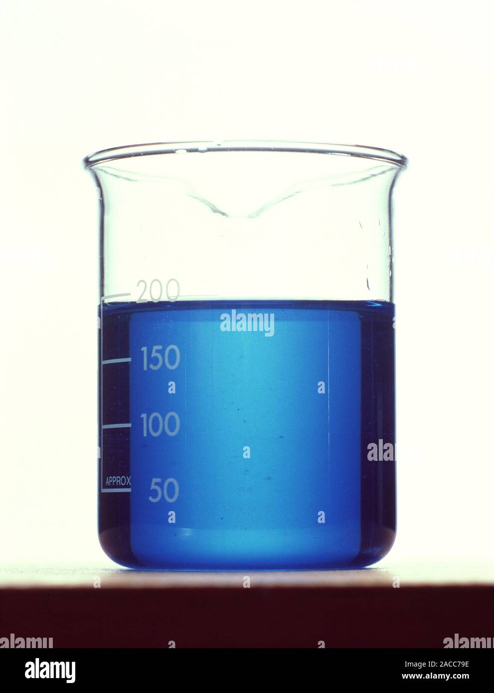 Soluzione di solfato di rame in un becher. Solfato di rame (CuSO4) è un  sale usato come un trattamento di acqua e come un preservante del legno  Foto stock - Alamy