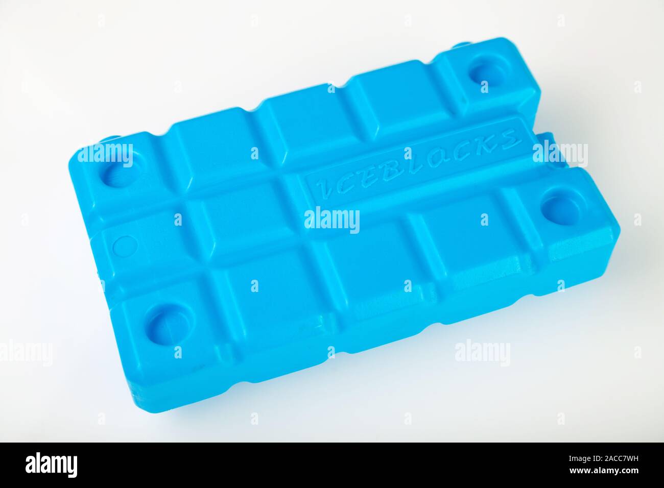 BlueFreezer singolo blocco di ghiaccio su uno sfondo bianco. Foto Stock