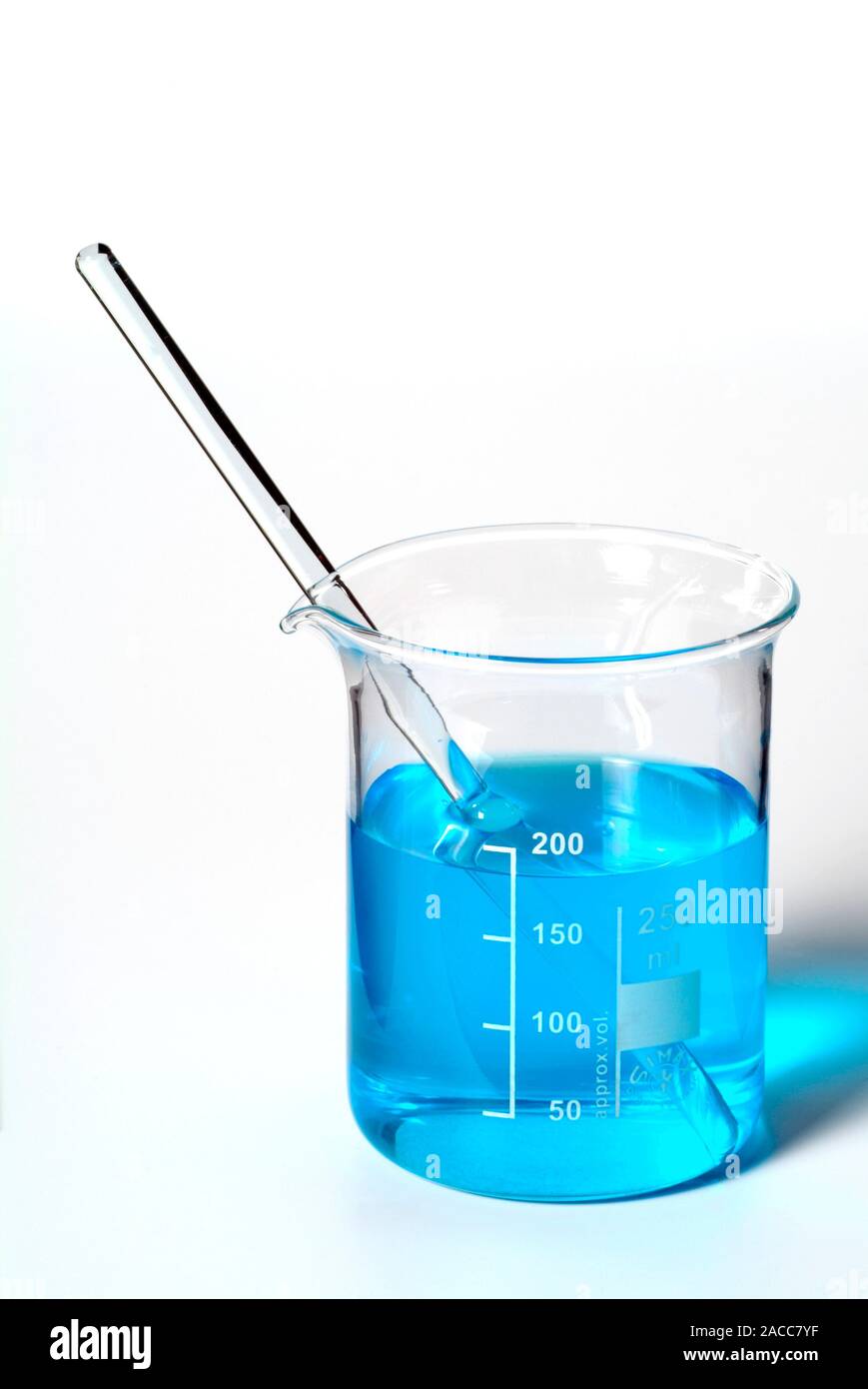 Soluzione di solfato di rame. Soluzione di rame (II) solfato (CuSO4, blu)  in un becher con una bacchetta di vetro. Rame (II) solfato è molto solubile  in acqua Foto stock - Alamy