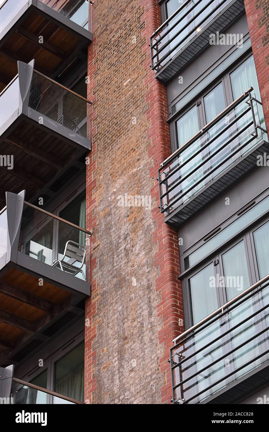 Convertito Quayside edificio - Blocco di appartamenti a Bermondsey, accanto al fiume Tamigi a Londra, Regno Unito Foto Stock